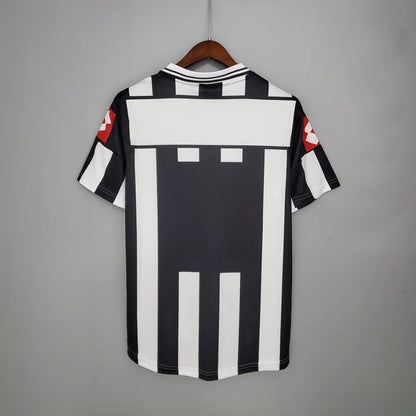 Retro: Juventus Home Kit 01/02